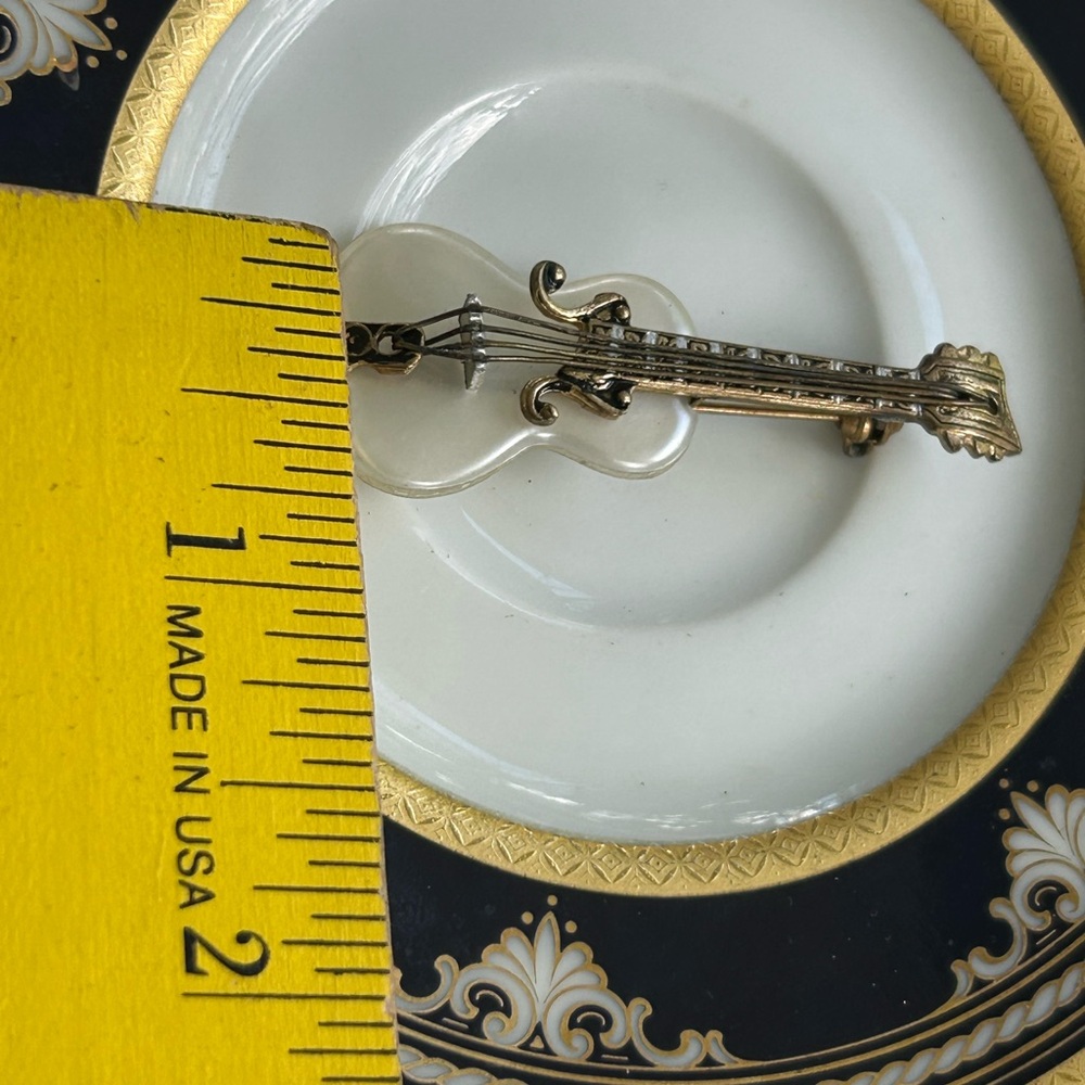 Vintage Gold and Mother-of-Pearl Guitar Brooch - Picture 6 of 7